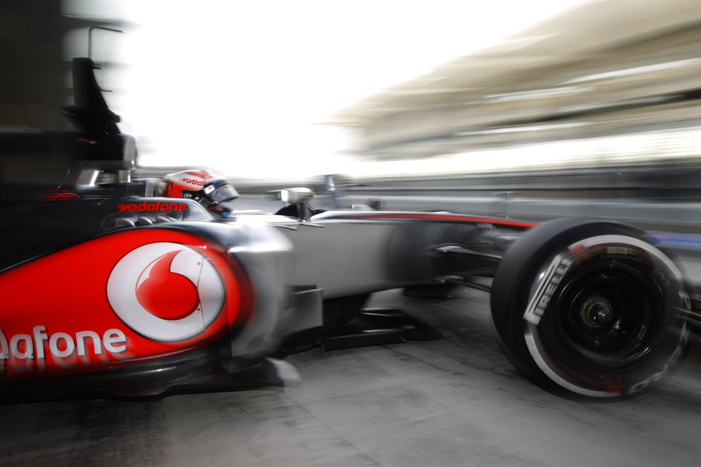 Og ud af garagen
(Foto: McLaren Media)